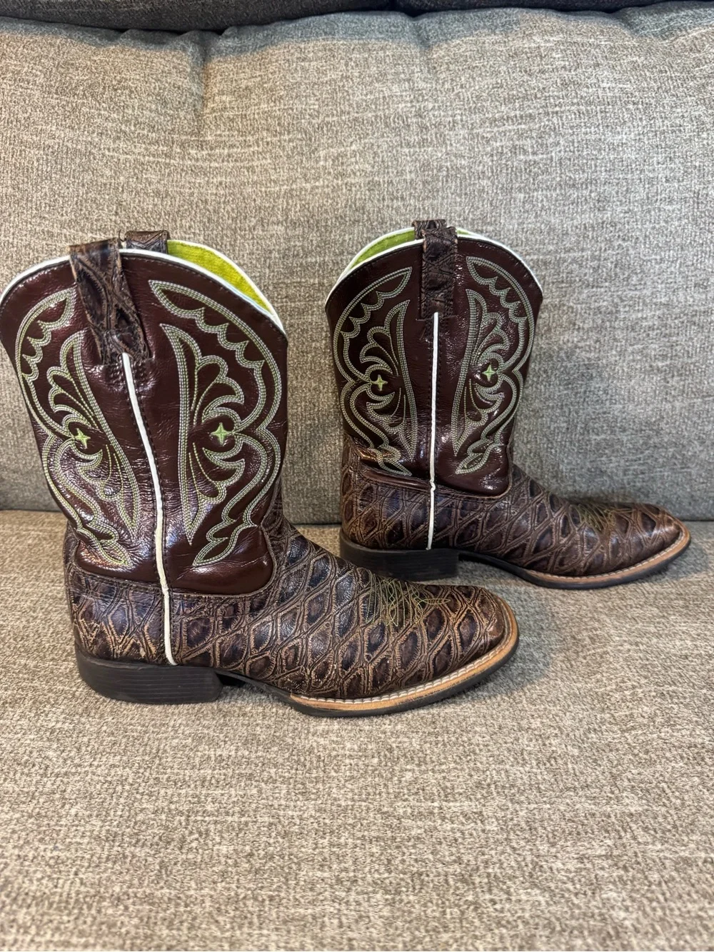Ariat youth or kids cowboy brown/green stitching boots style: 1006728 size 4